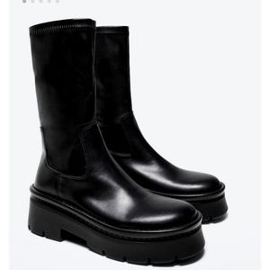 Mango Track outsole boots. Rounded toe. Platform. Medium leg. Track sole. Flat.